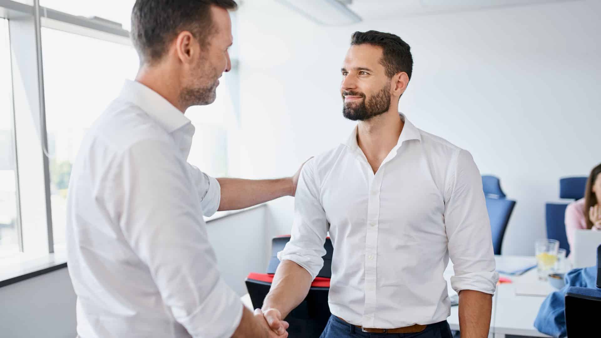 Deux hommes qui se serrent la main